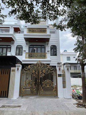 nhà 3 tầng đẹp lung linh có sẵn thang máy và nội thất nhập khẩu thêm dàn điện năng lượng