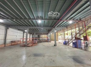 kho hiếm tại quận 2. dt 967m2. 125tr/th (tl). đường xe tải lớn. làm kho hàng, gara xe, logistic