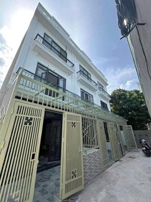 siêu hiếm. nhà rộng giá hợp lý, gần chợ la phù. dt 43m2, 4 tầng, có sân riêng. giá 5,35 tỷ