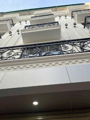 nhà đẹp thạch bàn long biên- gần aeon mall- cách cầu vĩnh tuy 2km- 5 tầng đẹp- 30m2- 6.65 tỷ