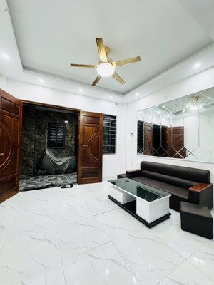 cc cần bán căn nhà xây mới 5tầng ngọc thuỵ - full nội thất giá rẻ . oto đỗ cổng