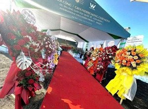 lô góc -kinh doanh siêu siêu đỉnh - view hồ - vỉa hè phía trước 5m- cách 200m là chợ -trường học cá