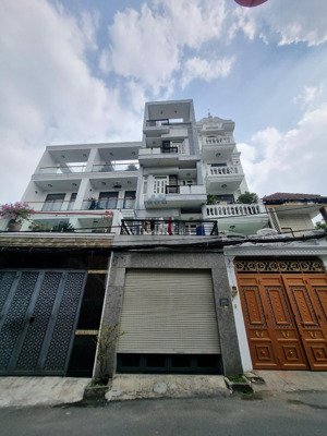 mặt tiền kinh doanh đẹp- 70 m2 - nhà 5 tầng vuông vức- ngay cạnh emart, sân bay- làm spa, văn phòng