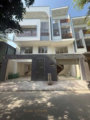 nhà hàng xóm vạn phúc, đường 7m, thụt mặt tiền quốc lộ 13, có gara ô tô