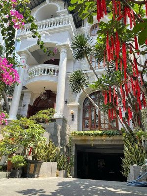 bán biệt thự siêu đẹp đường quốc hương, thảo điền, q2 - dt: 7 x 20 - kc: 3 tầng - giá: 40 tỷ.