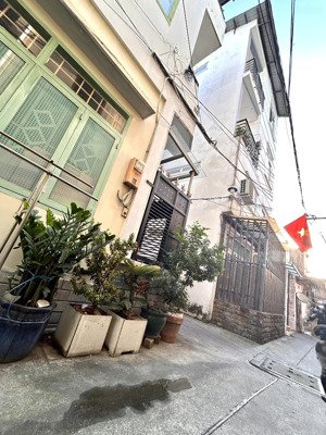 bán nhà ngang lớn 5.9m, vài bước chân ra mt xóm chiếu, căn góc 2 mt, kế bên nguyễn tất thành