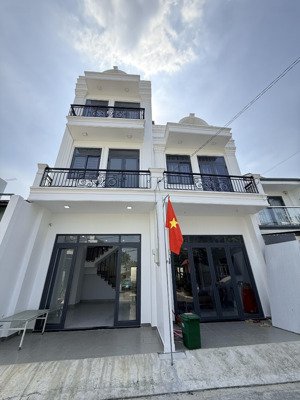 bán nhà 2 lầu xây mới, nhà đường nhựa 10m thông. ngay hà huy giáp