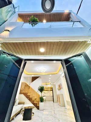 cô đào bán nhà về quê sinh sống nguyễn tất thành-q4. giá 3tỷ305/68m2 sẵn dòng tiền 15tr, giáp q1