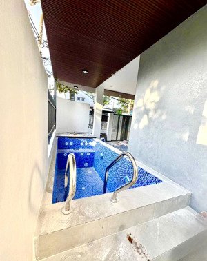 cho thuê villa 2 mặt tiền lý đạo thành, đà nẵng, 7 phòng ngủ, có hồ bơi, mới 100%, full nội thất