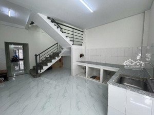 nhà mới 81m2 ở ngay xe hơi đỗ cửa có pn trệt gần kênh tham lương