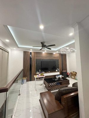 hiếm nhà bán kim quan, việt hưng, long biên, cạnh công viên, 5 tầng chỉ nhỉnh 6 tỷ