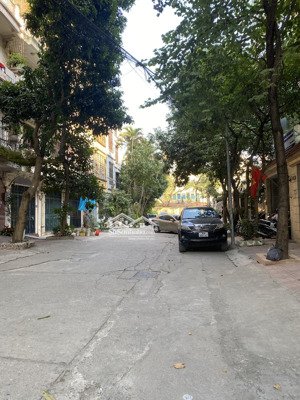 phân lô vip hoàng quốc việt, dt 55m2, 7 tầng, thang máy, ga ra , đường 2 ô tô tránh, giá 26,6 tỷ.