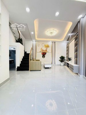 nhà 2 tầng đẹp lung linh nở hậu phong thuỷ ô tô đỗ cửa thị trấn hóc môn nhỉnh 3 tỷ