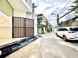 3tầng mặt tiền, 58m2,3pn,shr,ô tô đậu trên sân,sát,phạm văn đồng, gần trường học,bệnh viện,8tnhinh