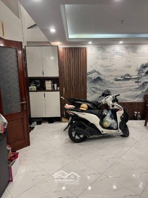 nhỉnh 6 tỷ, có nhà 5 tầng x 32m, trung tâm phường việt hưng, sổ đỏ chính chủ