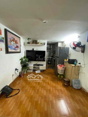 chính chủ bán 30m x 3t, 3wc, 2.4 tỷ, 2 thoáng, 100% ko qh, xen kẹt giữa nhà cao tầng. lh 