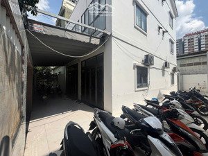 biệt thự sát ga metro gần cầu rạch chiếc, 6 phòng rộng 40m, đậu hàng trăm xe máy, ô tô