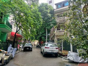 gia đình tôi cần bán nhà ngõ 61 hoàng cầu, ngay sau quận ủy đống đa, ngõ rộng thoáng, 57m², 5 tầng