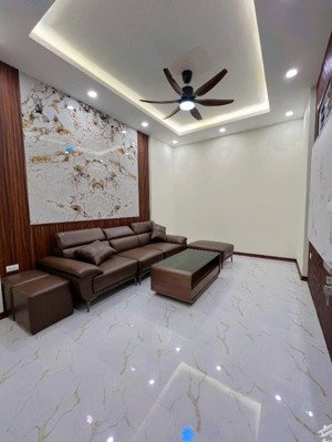 vị trí đắc địa ngã 5 hà trì nhà 5 tầng thang máy ô tô đỗ cửa view trường quốc tế .