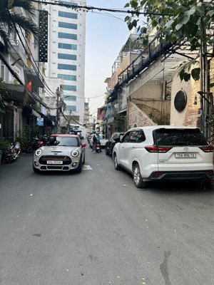 chủ cần bán gấp nhà đường 8m - cmt8 quận 3 ngay cv lê thị riêng nhỉnh 10 tỷ .