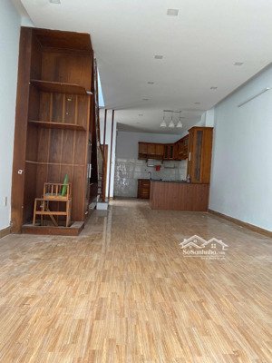 nha góc cách chợ nhị thiên đương vài bước chân 50m2. giá 8 tỷ xe hơi ngủ trong nhà