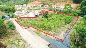 đất suối dốc trầu, ba cụm bắc _ sát dân cư, ô tô vi vu * giáp suối siêu mê. giá: 900tr