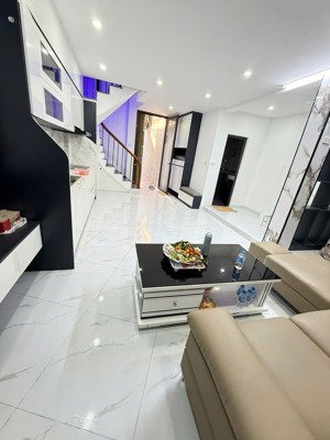 lò đúc - trần khát chân - ngõ nông - 37m2 - 5 tầng - hơn 7 tỷ.
sổ đỏ vuông vẫn sẵn sàng giao dịch.