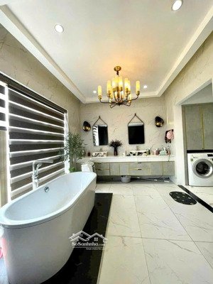 cần thu hồi vốn bán nhanh căn nhà đẹp khu vip hải châu giá đầu tư