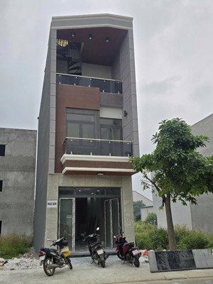 bán gấp căn nhà full nội thất giá rẻ hơn xung quanh 300tr gần chợ, cách ngã 6 an phú 1km