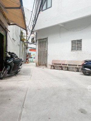 ngang 4m, 48m2, 2 tầng btct 3pn. hẻm thông các hướng. pháp lý chuẩn, hoàn công đủ