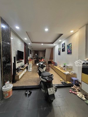 gần ngã 4 hàng xanh - bạch đằng, bình thạnh - hẻm 1 trục, 30m ra mặt tiền - 61m2 - 3 tầng 4 phòng