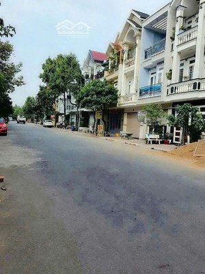 nhà phố 2 lầu trệt mặt tiền đường trục chính kdc toa xe lý thường kiệt dĩ an