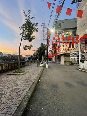 hơn 6 tỷ. đất đông ngạc 50m, lô góc, ngõ nông gần phố. mảnh đất cách mặt phố 20m. sổ nở hậu đẹp.