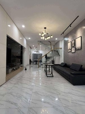 cạnh ql13 là ngôi nhà toạ lạc ở đường ngô quyền, p. lái thiêu, thuận an chỉ 1,01 tỷ gần lotte mart.