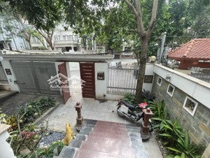 biệt thự vườn đào bán ở khu d5 tuyệt đẹp, gara để 3 ô tô, view nhìn ra vườn hoa, gần lotte