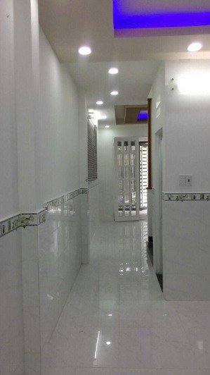 nhà hẻm oto, cách mặt tiền đường 15m. khu dân trí cao. nhà mới khách chỉ mang vali vào ở.