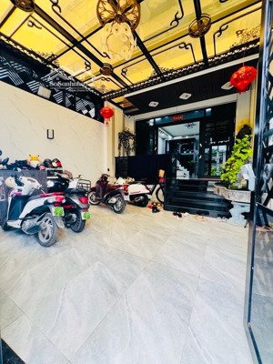 nhà phố hiện đại 4 tầng thang máy 5.5*24m có phòng karaoke 4pn 7wc phòng thờ