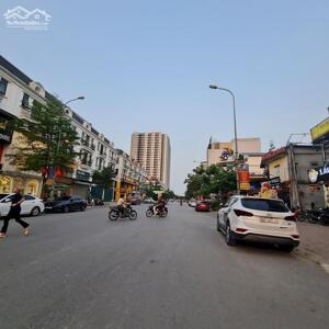 2x tỷ có tòa văn phòng 81m2, 5 tầng mặt phố 22m tại Trâu Quỳ, Gia Lâm. Lh 0989894845