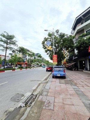 mặt phố nguyễn văn cừ vỉa hè đỉnh cao kinh doanh