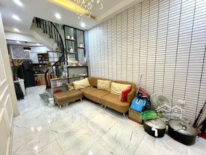 trung tâm bồ đề- hồ lâm du. ô tô đỗ cổng, thông hồng tiến. nhà thoáng, sáng tự nhiên 5 tầng 7 tỷ.