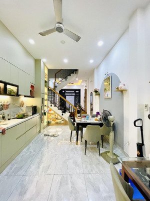 khu phan xích long - 50 m2 - 4 tầng - nhà đẹp ở ngay - 20 mét ra mặt tiền đường - có chỗ đậu xe hơi