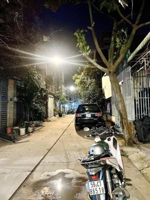 nhà giá rẻ quận 9-4,9 tỷ-hxh-gần chợ-10phut1 ra metro bình thái-45m2-3 tầng hoàn công-khu an ninh