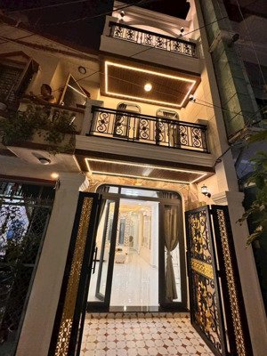 xe hơi trước nhà, phố ẩm thực phan xích long,3tầng,4pn,có hẻm sau nhà