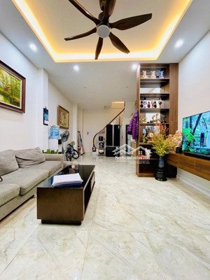 mặt ngõ ngọc hà, gần ô tô, ngõ nông. mt 4.1m, 50m ra mặt phố. 5 tầng dân xây. 12 tỷ, sổ đẹp