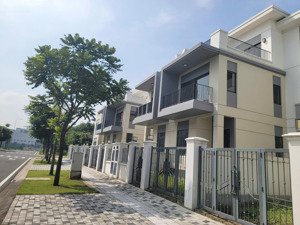 nhà phố 8x20m đường thông 19m,hướng đông bắc mát mẻ,đã nhận nhà,chỉ 1 căn duy nhất giá chỉ 9 tỷ