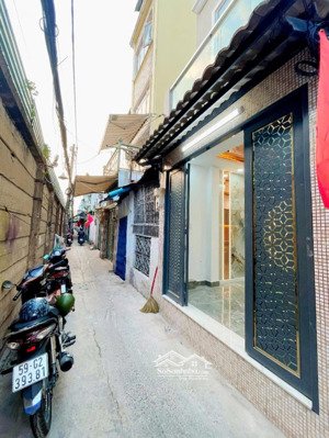 bán nhà mới q4 đoàn văn bơ sát hẻm xe hơi