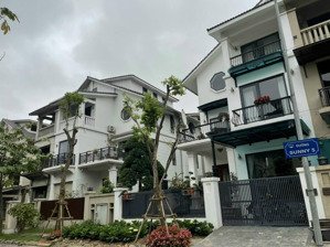 rẻ hơn căn khác vừa giao dịch 1 tỷ đồng. căn 180m2 tây bắc - thô. liên hệ 