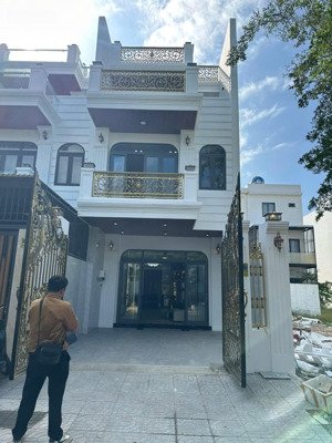 nhà mới đẳng cấp có thang máy kdt mỹ gia gần sông tiện nghi và hiện đại