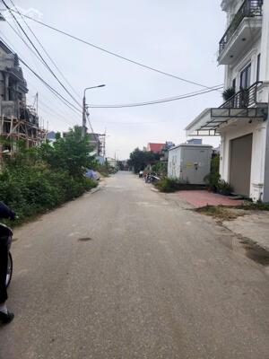 Chuyển nhượng lô đất biệt thự đẹp ngay chung cư Quỳnh Hoàng, đường thông