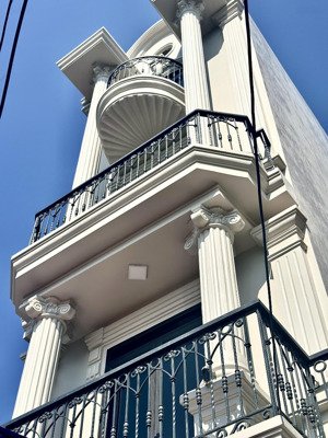 nhà sân cổng riêng, độc lập phố đình đông